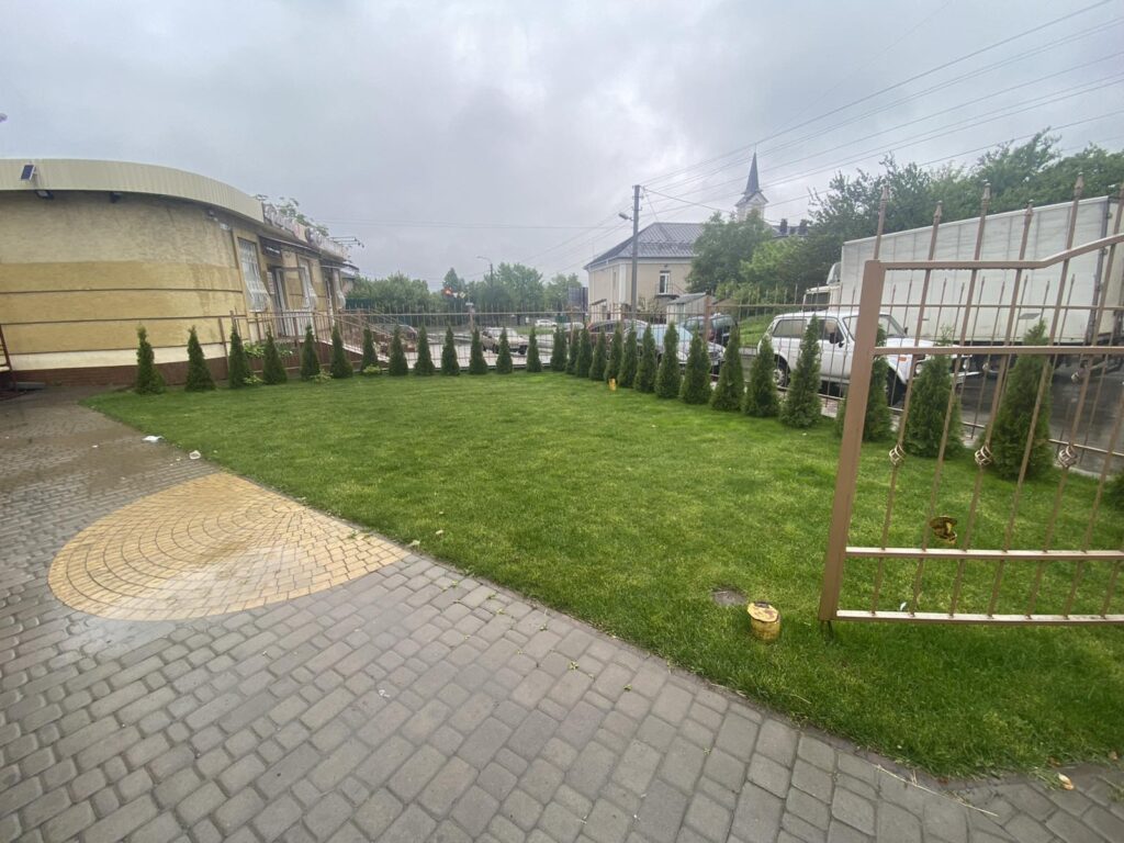 Белая Церковь озеленение магазина